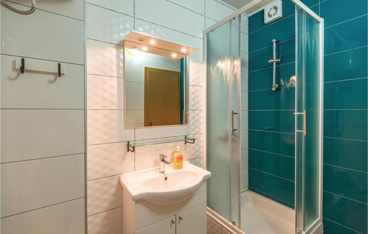 2 Bedroom Beautiful Apartment In Makarska Exterior foto