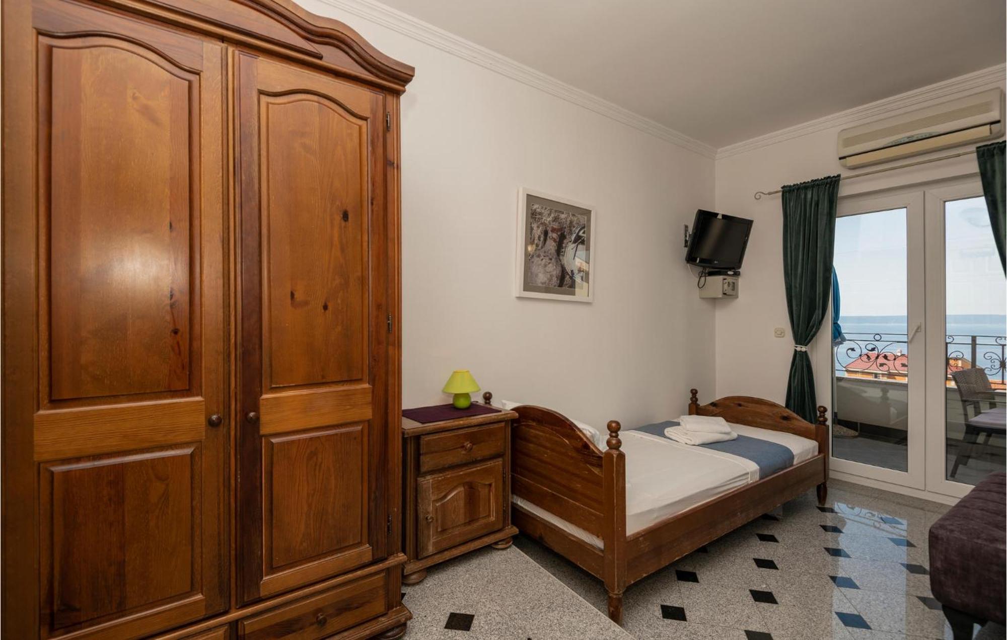 2 Bedroom Beautiful Apartment In Makarska Exterior foto
